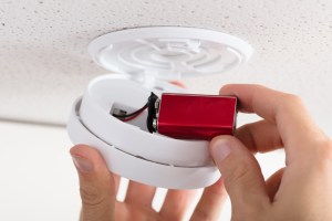 replacing smoke detector battery