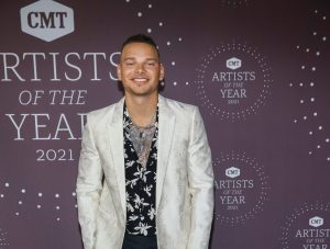 Kane Brown Steps In Last Minute To Co-Host CMT Music Awards