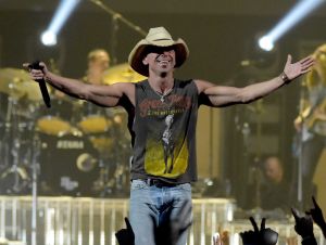 Kenny Chesney Thanks Fans For an 'Amazing' Year