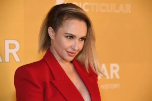 Hayden Panettiere attends 2022 amfAR Gala Los Angeles facing right wearing a red blazer.