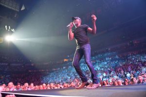 Darius Rucker of Hootie And The Blowfish performs live onstage in front of an arena audience.