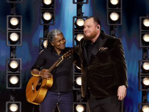 Tracy Chapman was wearing black on stage at the Grammys, while Luke Combs was wearing a black velvet blazer.