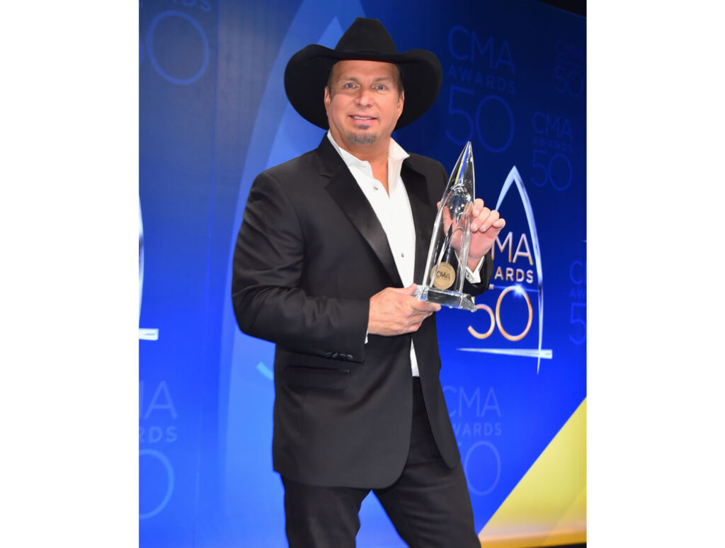 The Best Country Music Videos - Garth won one of his CMA awards in 2016 dressed in. black suit and cowboy hat. 